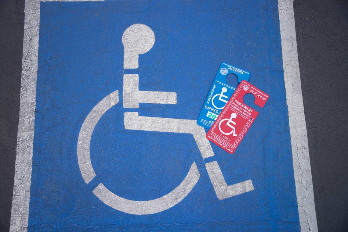 marca de acera para estacionamiento de discapacitados